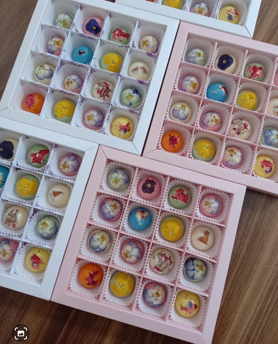 16 Bölmeli Pencereli Bonbon Çikolata Kutusu — galeri görseli